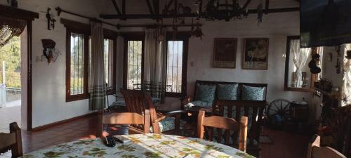 - un salon avec une table, des chaises et un canapé dans l'établissement Casa campestre – Lago azul, à Villa Parque Siquiman
