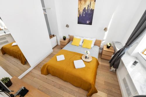 an overhead view of a bedroom with two beds at Lumina apartments on the market square near the Royal Castle in Warsaw