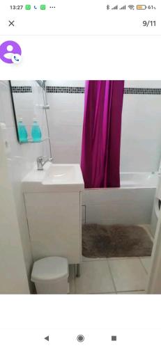 a bathroom with a sink and a toilet and a shower at Logement tout confort Vernet les Bains à côté des thermes in Vernet-les-Bains
