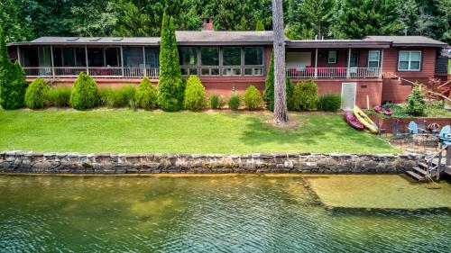 Taman di luar On The Lake - Main House