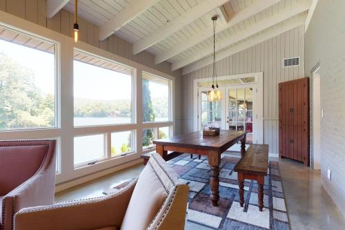 Ruang duduk di On The Lake - Main House