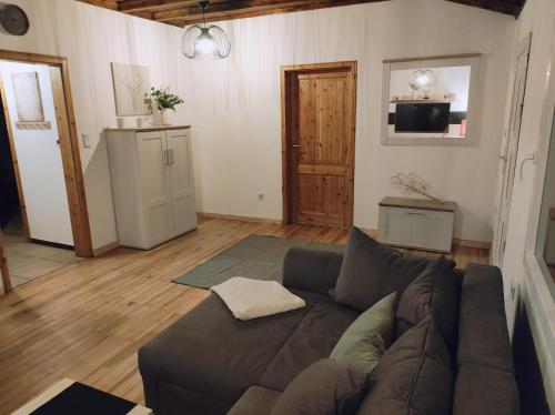 a living room with a couch and a television at Ferienhaus Hexenhäuschen in Walhausen