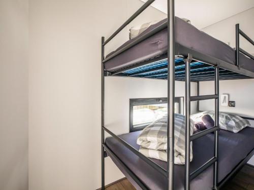 Una cama o camas en una habitación de Beautiful houseboat with shared pool