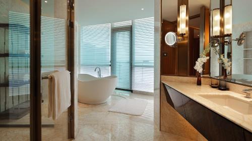 InterContinental Changshaにあるバスルーム