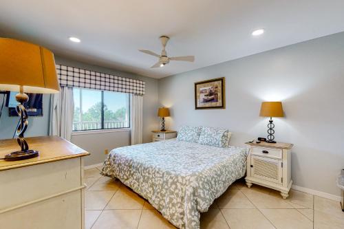 1 dormitorio con cama y ventana en Palmettos #104 en Orange Beach