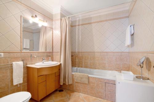 y baño con lavabo, aseo y bañera. en Apartment Sunset en Almancil