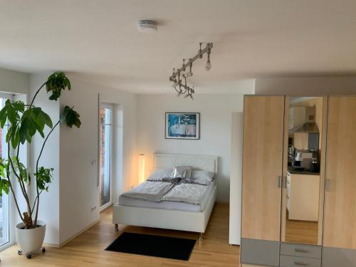 1 dormitorio con 1 cama y una maceta en Apartment „Am Südhang“, en Odelzhausen
