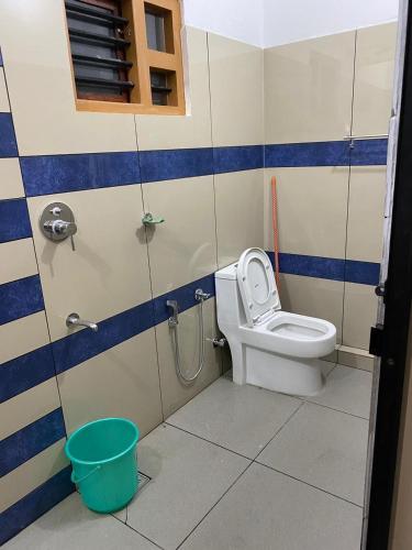 a bathroom with a toilet and a shower stall at HOLLYWOOD Rooms in Sultan Bathery