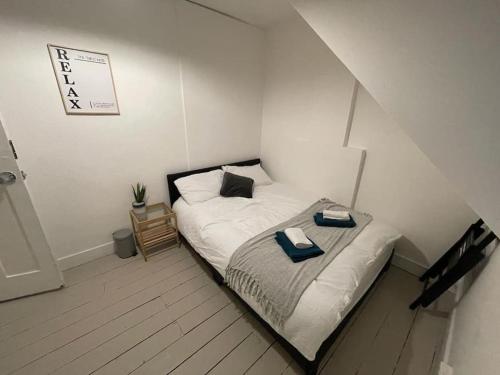 a small bedroom with a bed with two books on it at Beautiful 2 Bedroom On Tower Bridge in London
