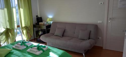 a living room with a couch and a table at B&B LE BACETTE in Caprarola