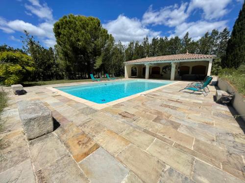 - une piscine avec des chaises et un kiosque dans l'établissement Maison Saraphina, à Cruzy