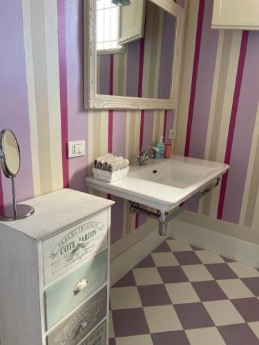 a bathroom with a sink and a mirror at B&B Rivanazzano Tavernetta tra vino e terme in Rivanazzano