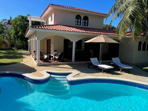 Bazén v ubytování Villa Leon - Lifestyle Holidays - 6 Bedroom Villas - All Inclusive Fee Manadatory - 3 night Minimum nebo v jeho okolí