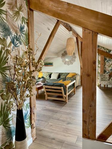 un salon avec un canapé et une table dans l'établissement La Maison aux pieds des Pyrénées - Piscine d'exception de 25m, à Espoey