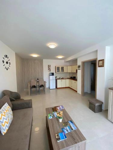 Kuchyň nebo kuchyňský kout v ubytování Jókai Apartmanház-Hajdúszoboszló