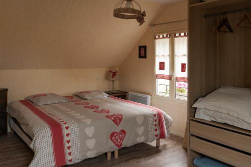 1 dormitorio con cama y ventana en Ma Gentilhommière, en Croutoy