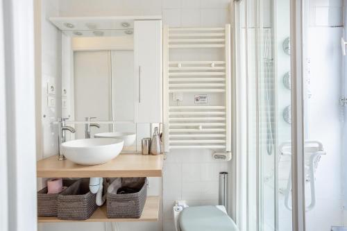 une salle de bain avec deux lavabos et une douche dans l'établissement Opéra Cozy Flat, à Paris
