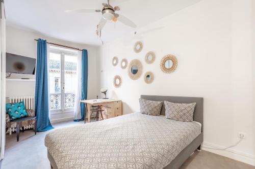 une chambre avec un lit, un bureau et une fenêtre dans l'établissement Opéra Cozy Flat, à Paris