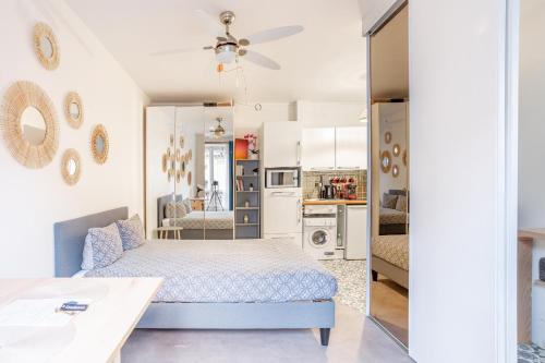 une chambre avec un lit et une cuisine dans l'établissement Opéra Cozy Flat, à Paris