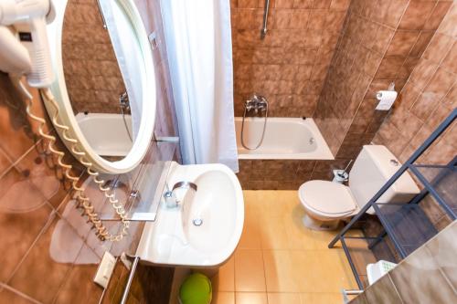  Maia Pedrous -  Room  picture :    Bath    TV    Kitchenette                            