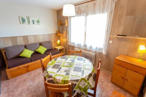  Maia Pedrous -  Room  picture :   Bath    TV    Kitchenette                           