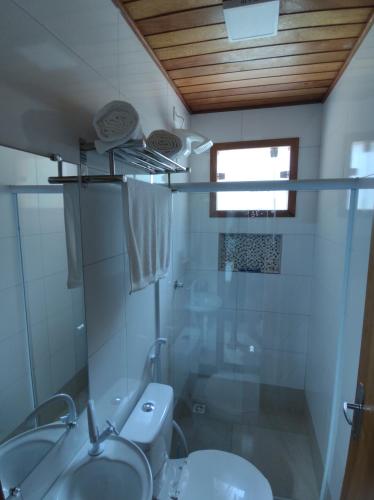 a bathroom with a toilet and a sink and a shower at Chalés Schwambach in Domingos Martins