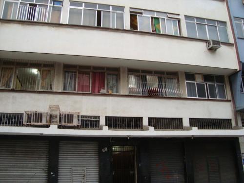 un edificio de apartamentos con balcones en un lateral en Apart Marcelo - Lapa/Rezende, en Río de Janeiro