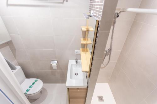  Tetras Pedrous -  Room  picture :   Shower    TV    Kitchenette                           