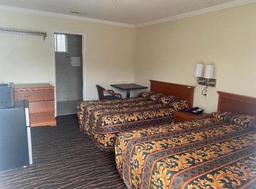 Een bed of bedden in een kamer bij River Inn Motel