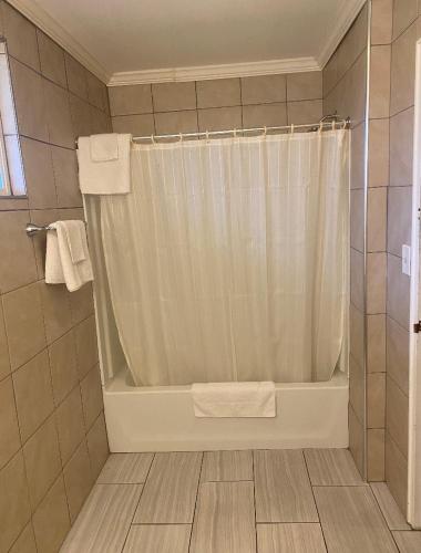 Een badkamer bij River Inn Motel