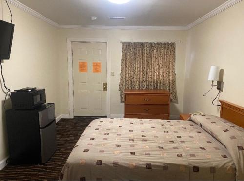 Een bed of bedden in een kamer bij River Inn Motel
