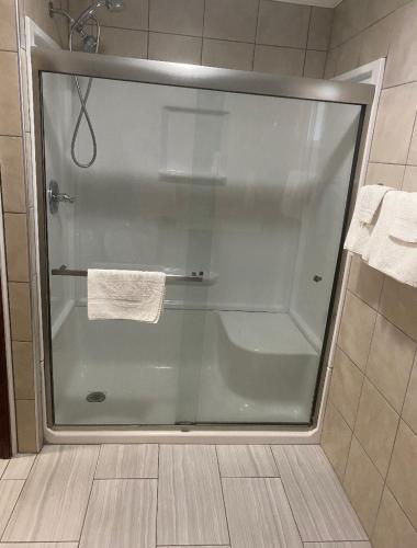 Een badkamer bij River Inn Motel