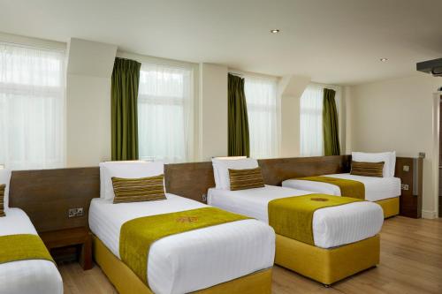 Una cama o camas en una habitación de Temple Bar Inn