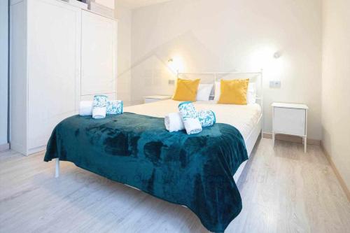 a bedroom with a large bed with two pillows on it at Luanco 11 Apartamento ,centro de Gijón in Gijón
