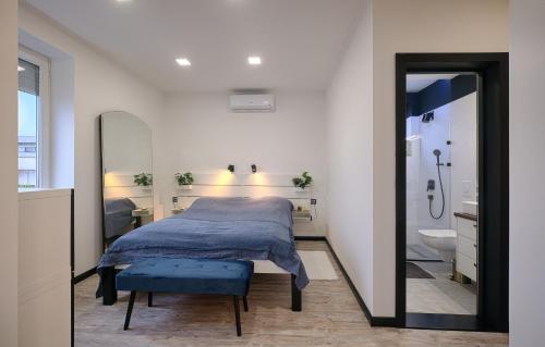sypialnia z łóżkiem i lustrem oraz łazienka w obiekcie Monos Apartman w mieście Tatabánya