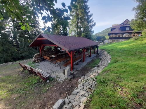 Giardino di SCHRONISKO GOŚCINIEC RÓWNICA