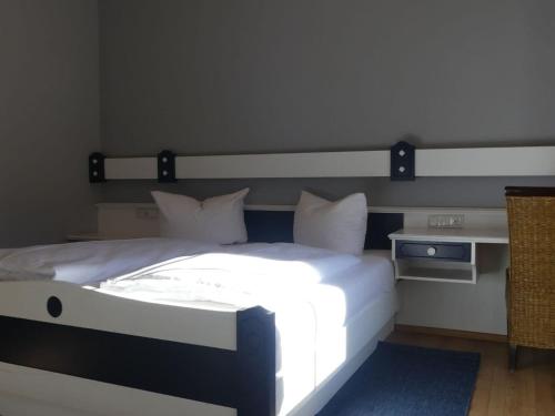 ローテンブルク・オプ・デア・タウバーにあるバイエリッシャー ホフのベッドルーム(青い敷物付きの白い大型ベッド1台付)