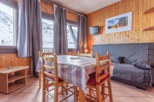 una sala da pranzo con tavolo, sedie e divano di Tetras Pedrous a Pas de la Casa