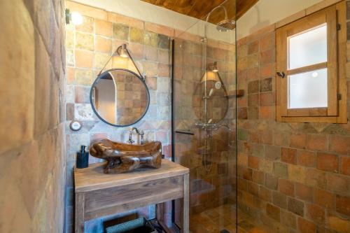 une salle de bain avec un lavabo et une douche dans l'établissement A VIGNA - CASEDDU PETRU GHJASEPPU vue mer et piscine, à Viggianello