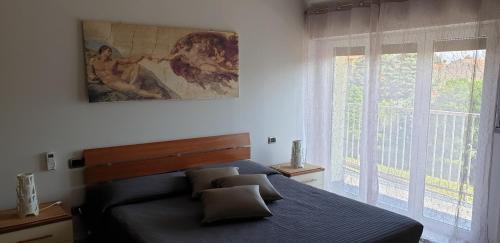 - une chambre avec un lit et une peinture murale dans l'établissement Hotel Residence Aurora, à Paderno Dugnano