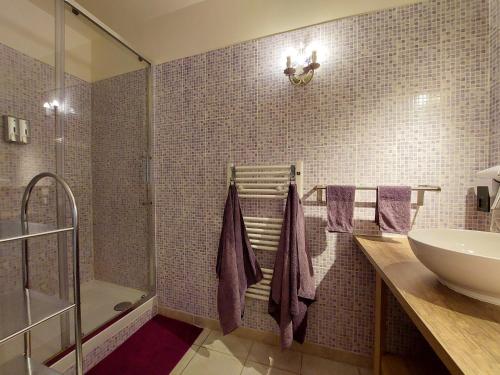 ein Badezimmer mit einem Waschbecken, einem WC und einer Badewanne in der Unterkunft Rêve du VerDHon in Régusse