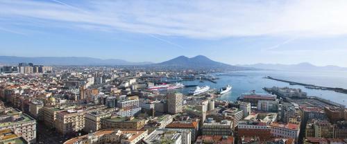 una vista aerea di una città con barche in acqua di NH Napoli Panorama a Napoli