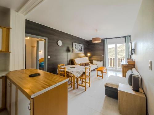 un soggiorno con cucina e sala da pranzo di Chamois Pedrous a Pas de la Casa