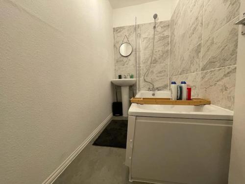 a bathroom with a sink and a white counter top at Comfy 2 Bedroom On Tower Bridge in London