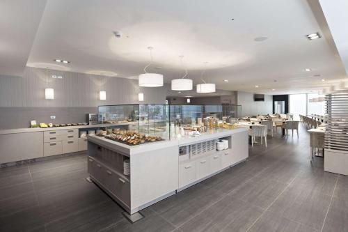 a large kitchen with aasteryasteryasteryasteryasteryasteryasteryasteryasteryasteryastery at NH Parma in Parma