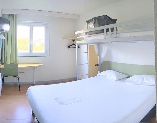 Plougastel-DaoulasにあるIbis budget Brest Sud Plougastelのベッドルーム1室(ベッド1台、窓のあるデスク付)