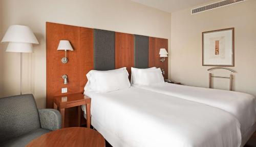 Säng eller sängar i ett rum på NH Marbella
