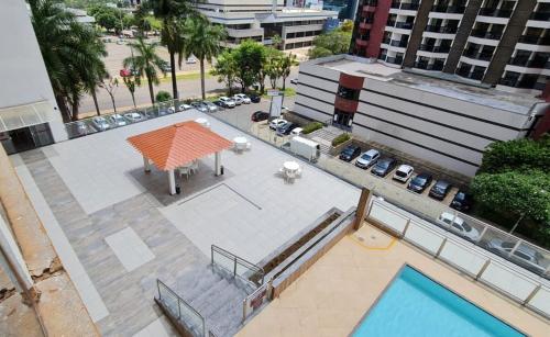 una vista aérea de una piscina en la parte superior de un edificio en Apart Hotel em Brasília - MA Empreendimentos, en Brasilia