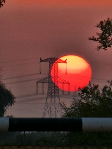 Východ nebo západ slunce při pohledu z farmy nebo okolí