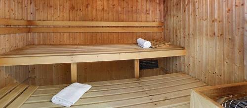 una sauna de madera con un banco. en Chez Lulilo en Ax-les-Thermes